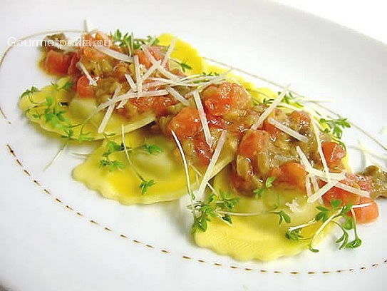 Ravioli di porcini con concassea di pomodoro e porcini sauté