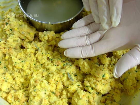 Zum Knödel oder Nocken formen am besten Handschuhe verwenden, die Handfläche mit Wasser leicht befeuchten