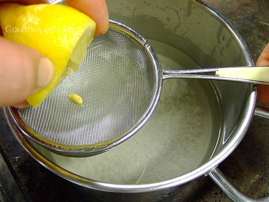 Saft einer halben Zitrone in den Zuckersirup pressen und aufkochen lassen