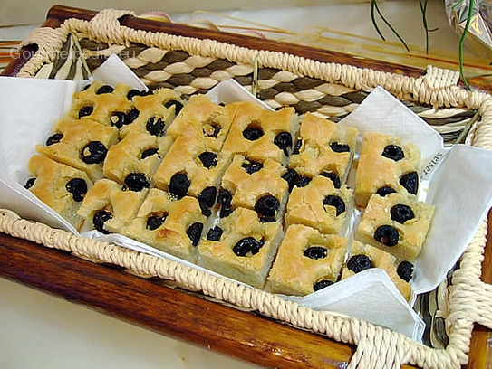 Pane pizza con olive e rosmarino