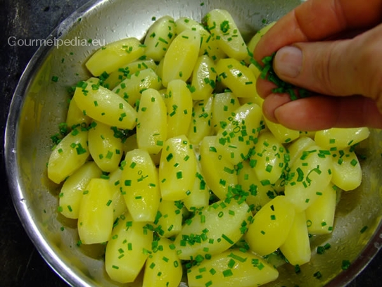 Die heißen Kartoffeln dazu geben, durchschwenken und mit weiteren Schnittlauch bestreuen