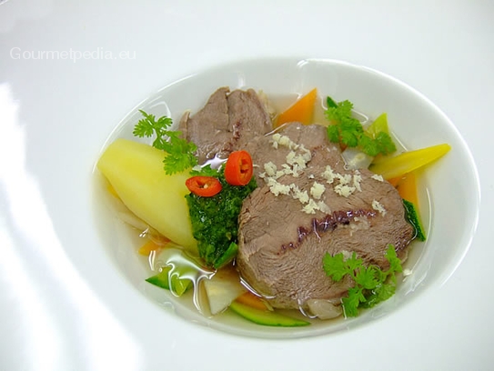 Épaule de veau à la nage de légumes de radices à la sauce verte, pommes de terre à l'anglaise