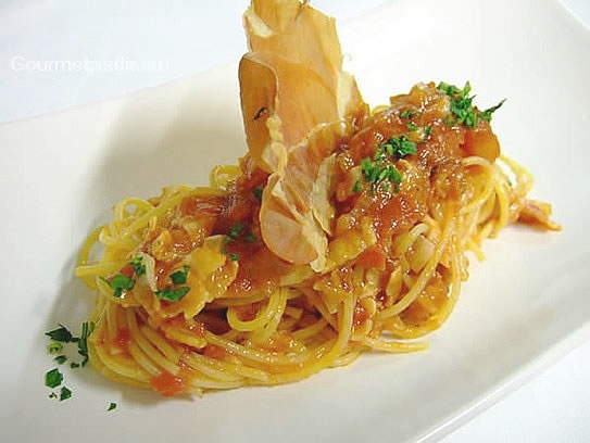 Espagueti (pasta) con salsa de tomate y jamón crudo