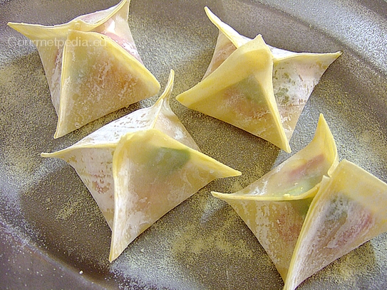 Die Wonton-Teigtaschen auf eine mit Fettspray vorbereitete Platte setzen