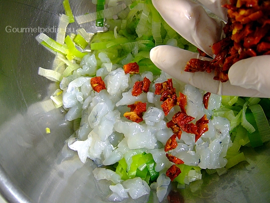 Den Lauch mit den Garnelenwürfeln und den Tomatenwürfeln vermischen