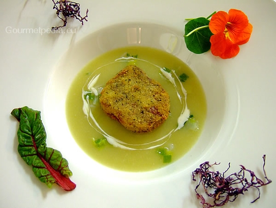 Potage crème aux poireaux et pommes de terre avec langue de veau frit