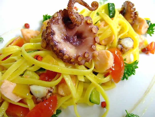 "Tagliolini" (pasta) de salmón con pulpo en salsa de tomatitos cherry y mantequilla