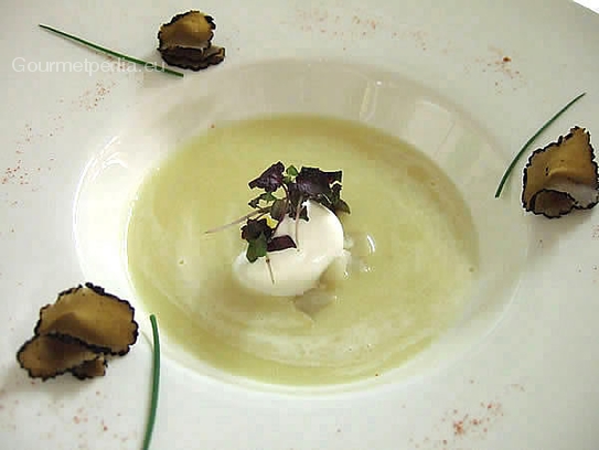 Potage crème de topinambours et pommes de terre aux truffes noires