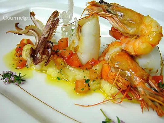 Gambas et calamar grillés avec polenta à l'huile aromatique à les tomates