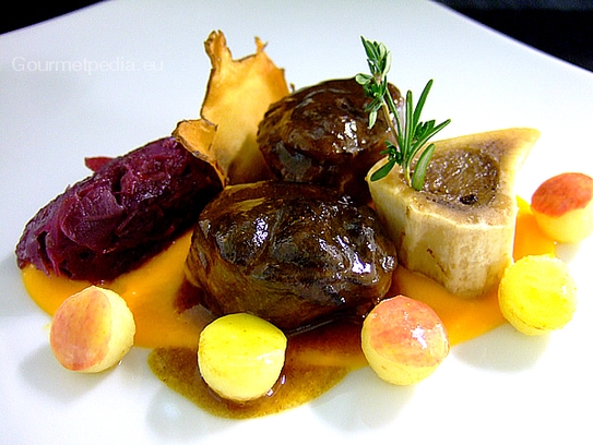 Ossobuco di cervo su crema alla zucca con crauti rossi brasati e perle di mela glassate