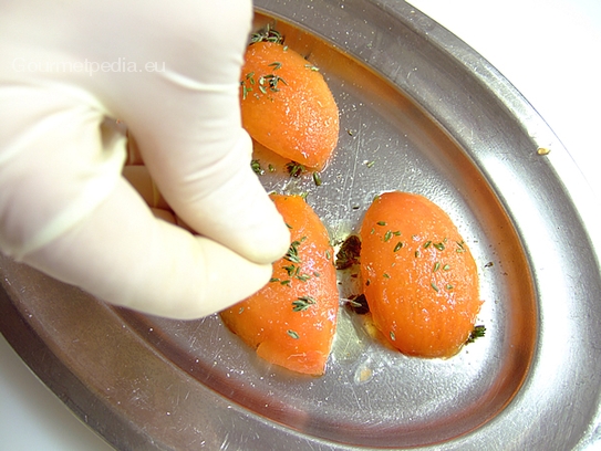 Die Tomatenfilets auf eine gefettete Backplatte legen und würzen