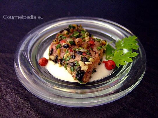 Filetto di coniglio in manto di sesamo su crema al vino bianco