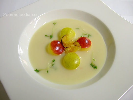 Cream of celery soup with Calvados and apples