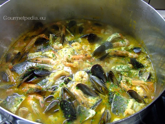 Die Suppe mit den Fischstücken soll nicht kochen, knapp unter dem Siedepunkt halten