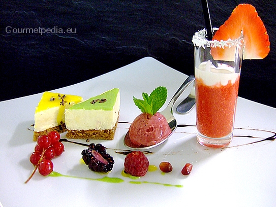 Gâteau au formage blanc sur sablé de amandes, secouer de fraises et sorbet aux fruits des bois