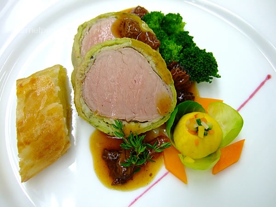 Filetto di maiale arrosto in manto di crespella alle erbe fresche con strudel di patate e broccoli