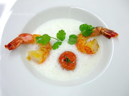 Potage crème de citron vert et coriandre, gambas poêlés au tomate cerise