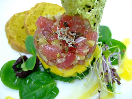 Tartara di tonno e mango su insalatina di zostera marinata con pane all'aglio e crescione