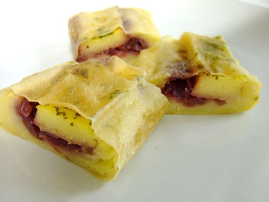 Serviervorschlag von Strudel aus Ziehteig mit Blaukraut und Polenta, oder Blaukraut und Wirsing, als Beilage