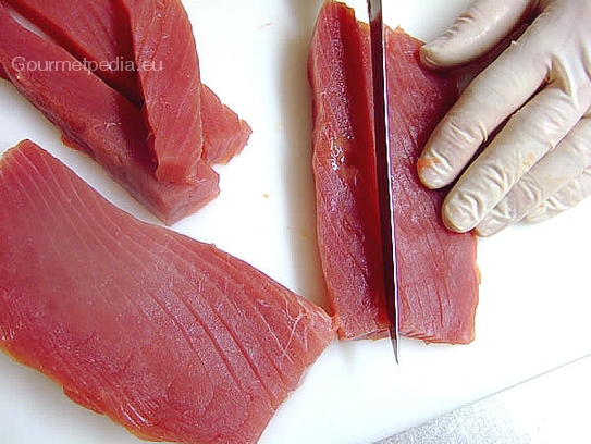 Das Sashimi Thunfischfilet in Streifen schneiden