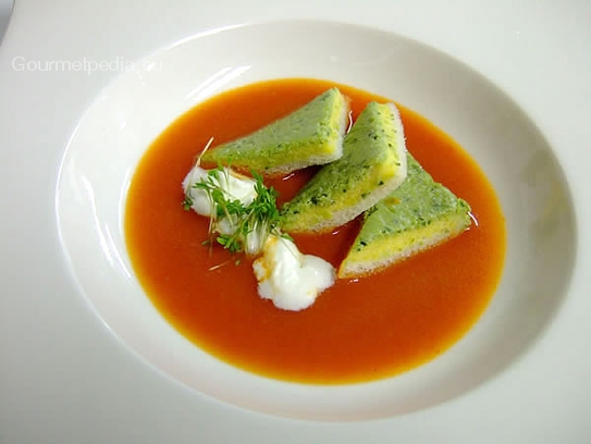 Serviervorschlag von den Basilikum-Brotschnitten in einer Tomatencremesuppe