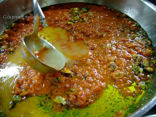 Etwas Fischfond in die Muschelsauce geben und einkochen lassen