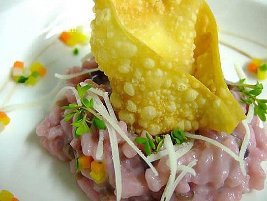 Arroz a la achicoria trevisana con vino tinto y raviolo frito de queso Brie