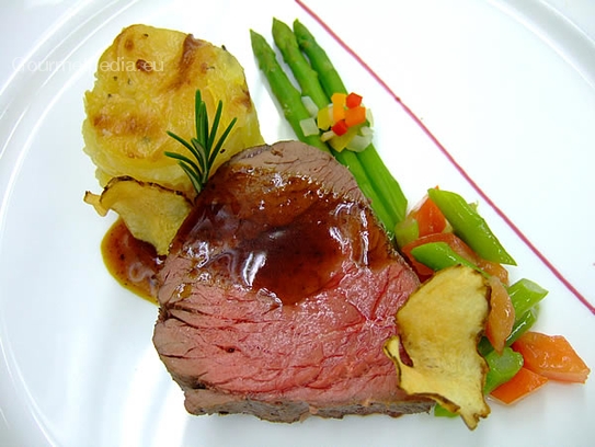 Solomillo de buey en caldo de hierbas aromáticas con gratén de patatas y ragú de asperges verdes