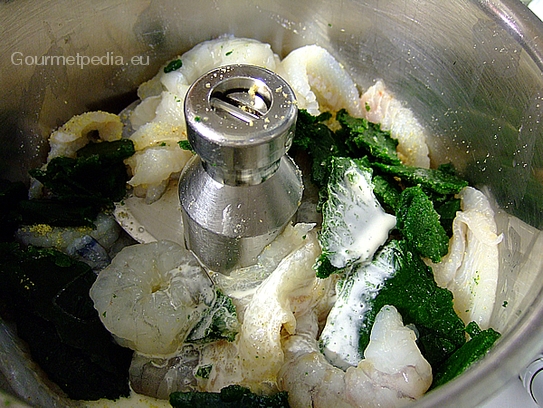 Abschnitte und in Würfel geschnittene Reste von den Schollenfilets mit einigen Garnelenschwänzen im Cutter mit den Zutaten wie Gewürze, Spinatmatte, Sahne usw. zu einer feinen Farce mixen