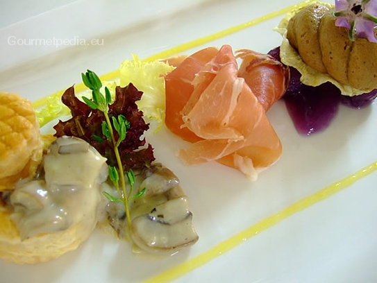 Mousse de foie de gibier, voul-au-vent aux champignons et jambon cru