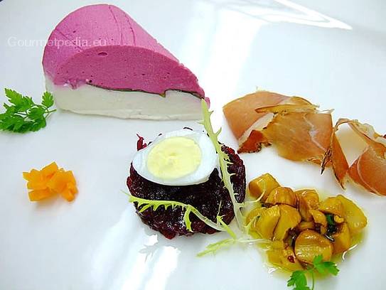 Terrine und Tartare von der roten Bete mit Wachtelei, Pfifferlingssalat und Speckscheiben