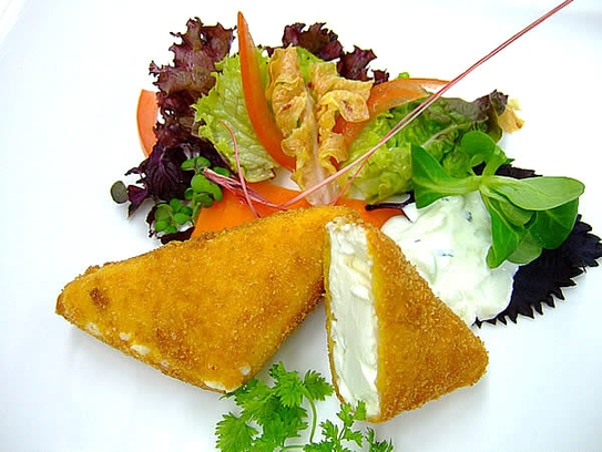 Fromage de chèvre pané et frit avec salades à la sauce Zaziki