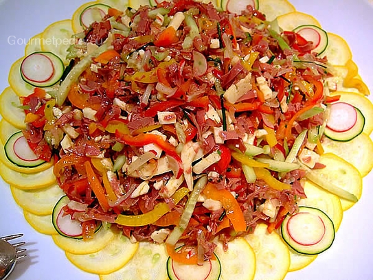 Salade de saucisse et fromage sur le carpaccio de courgette