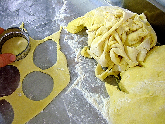 Den Kartoffelteig mit Mehl und dem Rollholz 2mm dünn ausrollen und Plätzchen ausstechen