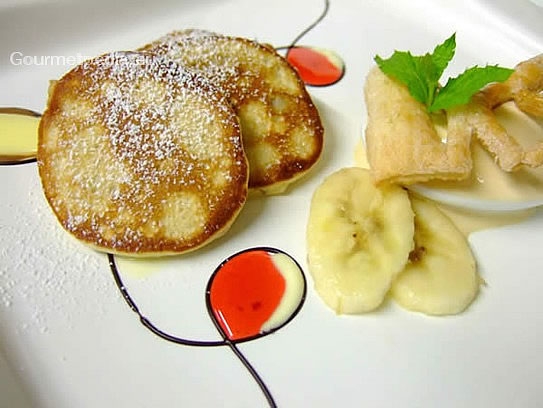 Blinis de plátanos con helado al caramelo en salsa inglesa