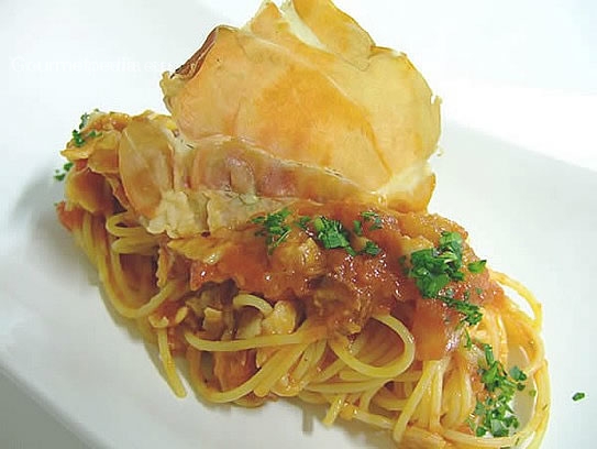 Espagueti (pasta) con salsa de tomate y jamón crudo