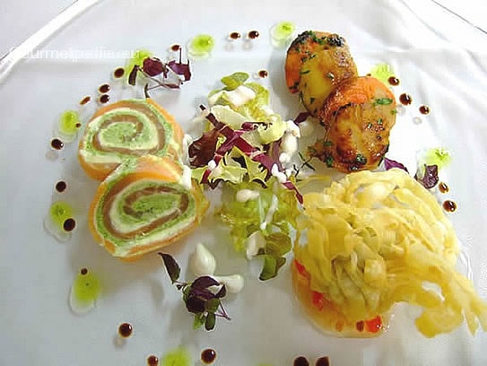 Variation de paupiettes de saumon fumé avec coquilles Saint-Jacques sautées et tartare de thon frit
