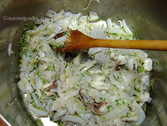 Den Tintenfisch in der Zwiebel anrösten