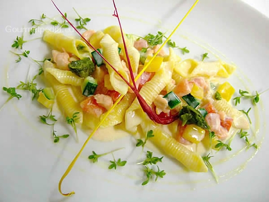 Garganelli à la crème aux légumes et au saumon