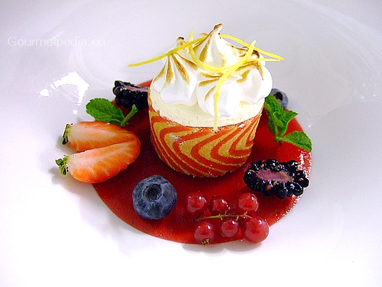 Mousse au citron à la meringué flambée sur la gelée de framboises et fruits de bois