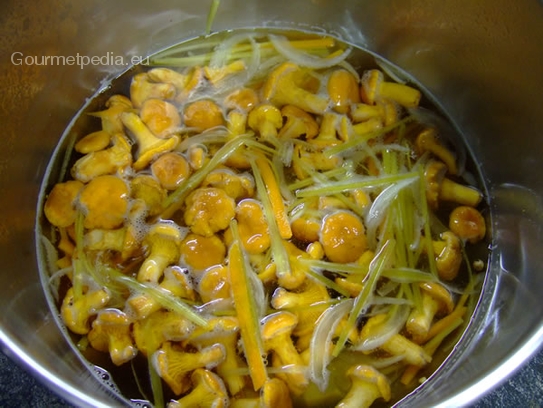 Das Gemüse mit den Gewürzen in den Sud geben, einige Minuten kochen und die Pfifferlinge dazu geben