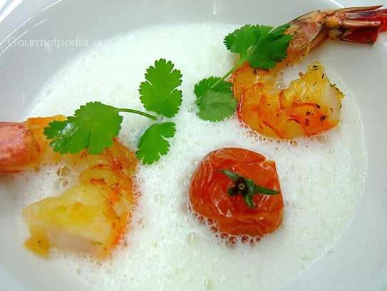 Potage crème de citron vert et coriandre, gambas poêlés au tomate cerise