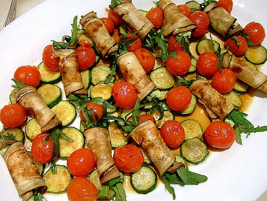 Paupiettes de aubergines à la mousse de roquette et roquette fraîche sur lit de courgettes