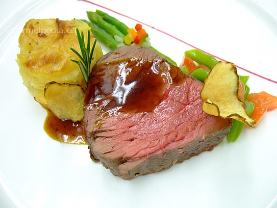 Filet de buf à la nage aux herbes aromatiques avec gratin dauphinois, ragoût dasperges vertes