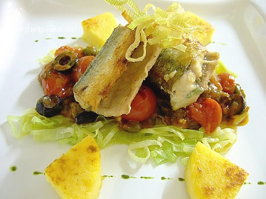 Tranche de orphie poêlée sur ragoût de tomates à la mediterranéenne, julienne de poireaux et polenta