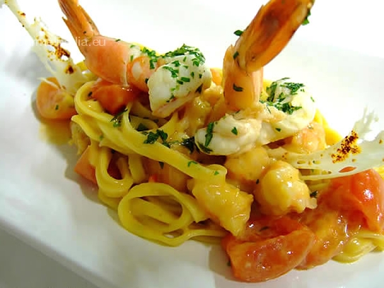 Tagliolinis aux gambas et aux tomates cerises avec beurre de basil