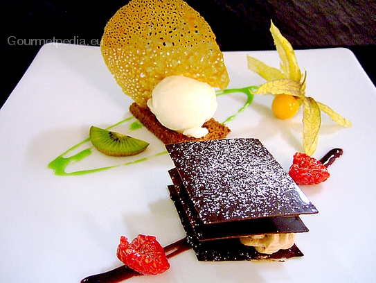 Millefeuille au chocolat avec la glace au gingembre