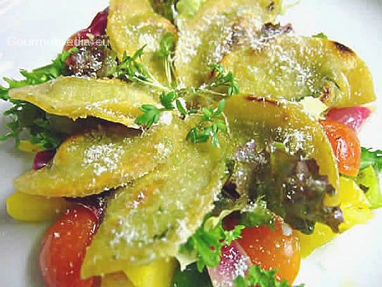 Sauteed ravioli, Tyrolean style on vegetables