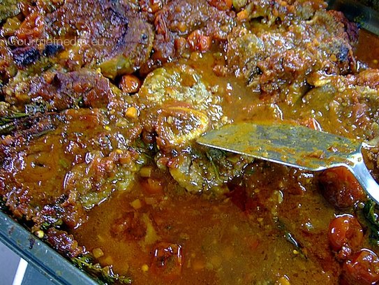 Die geschmorten Ossobuchi aus der Sauce nehmen