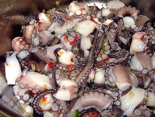 Den Octopus mit den Zwiebeln verrühren und einige Minute leicht kochen lassen